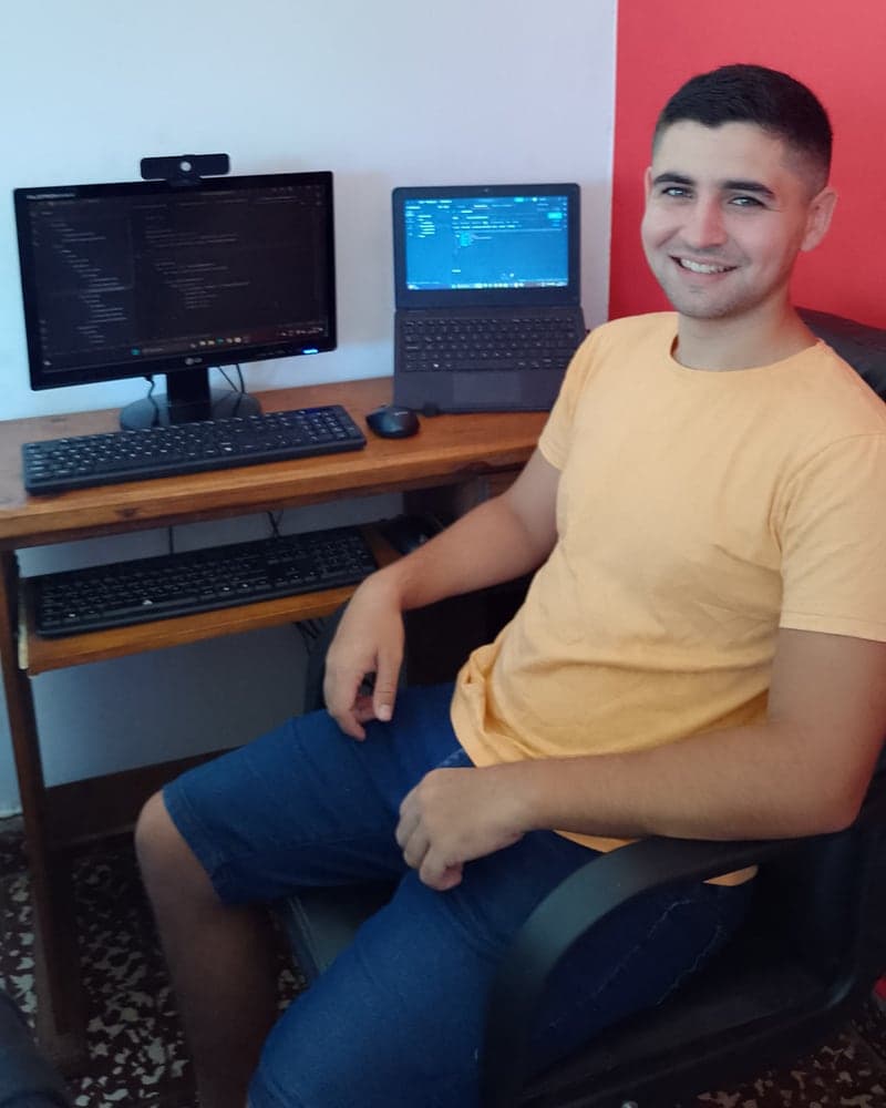 Ian Cinti, en su escritorio